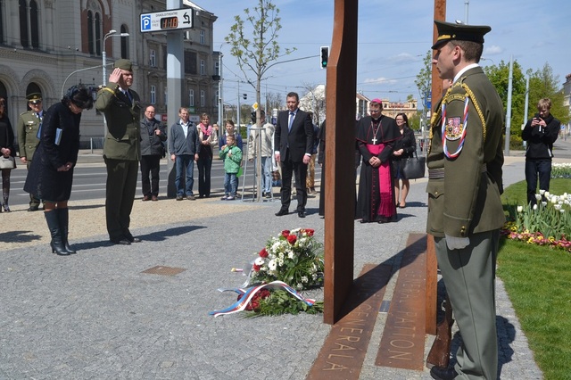 Za Armádu ČR uctil památku padlých NGŠ AČR generálporučík Josef Bečvář s manželkou