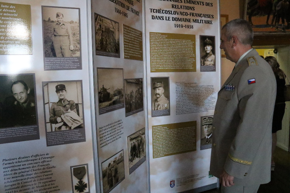 Brigádní generál Ivo Střecha si prohlíží jeden z panelů československého legionářského muzea