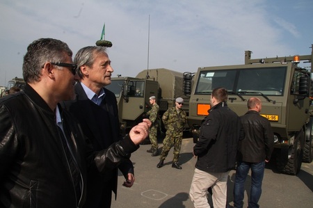 Ministr obrany Martin Stropnický a náměstek ministra obrany Tomáš Kuchta (vlevo) při prohlídce moderní techniky české armády¨