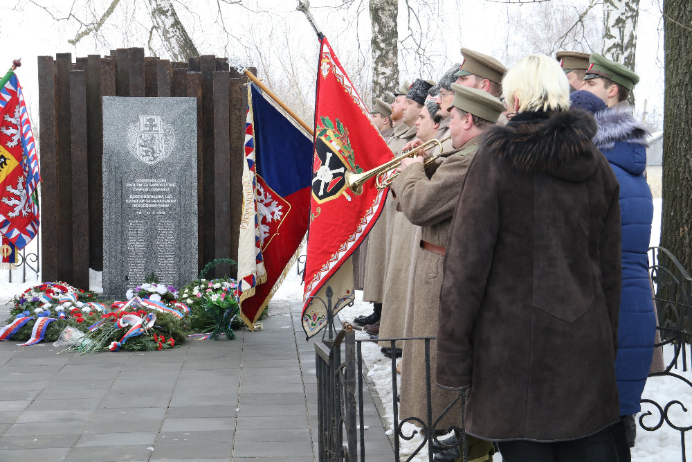Minuta ticha za padlé legionáře. Trubač troubí večerku