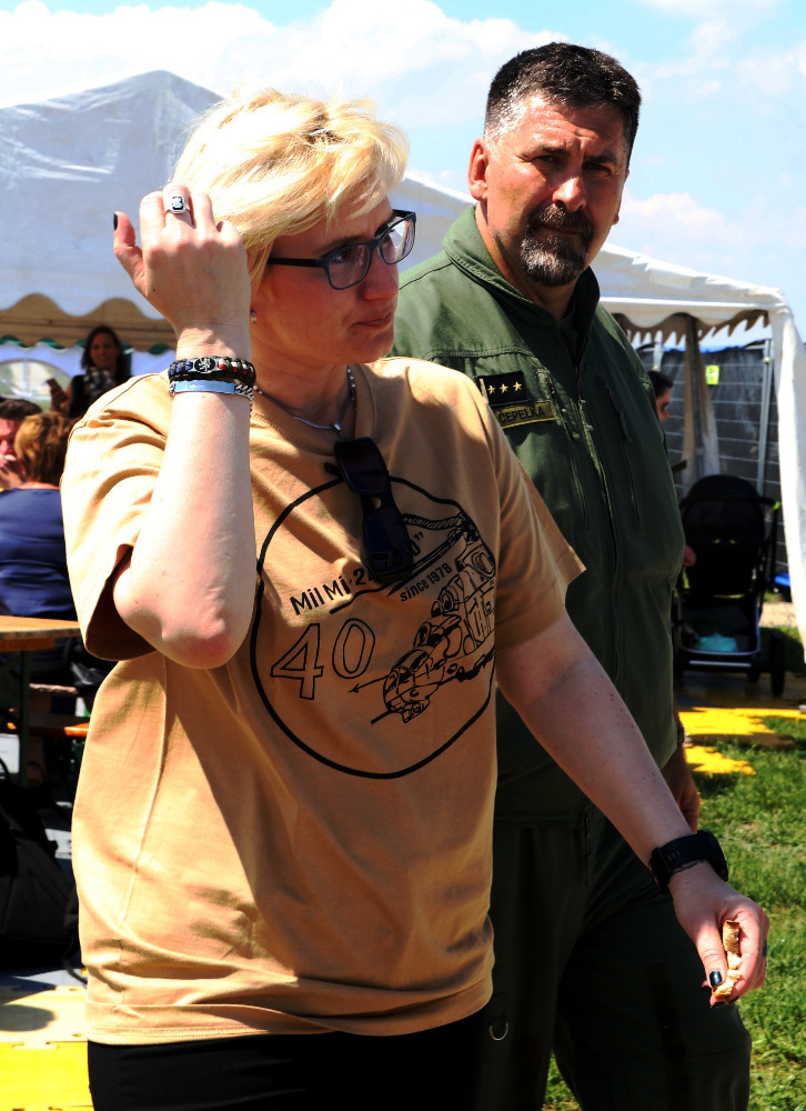 Ministryně obrany v tričku, které jí daroval velitel základny