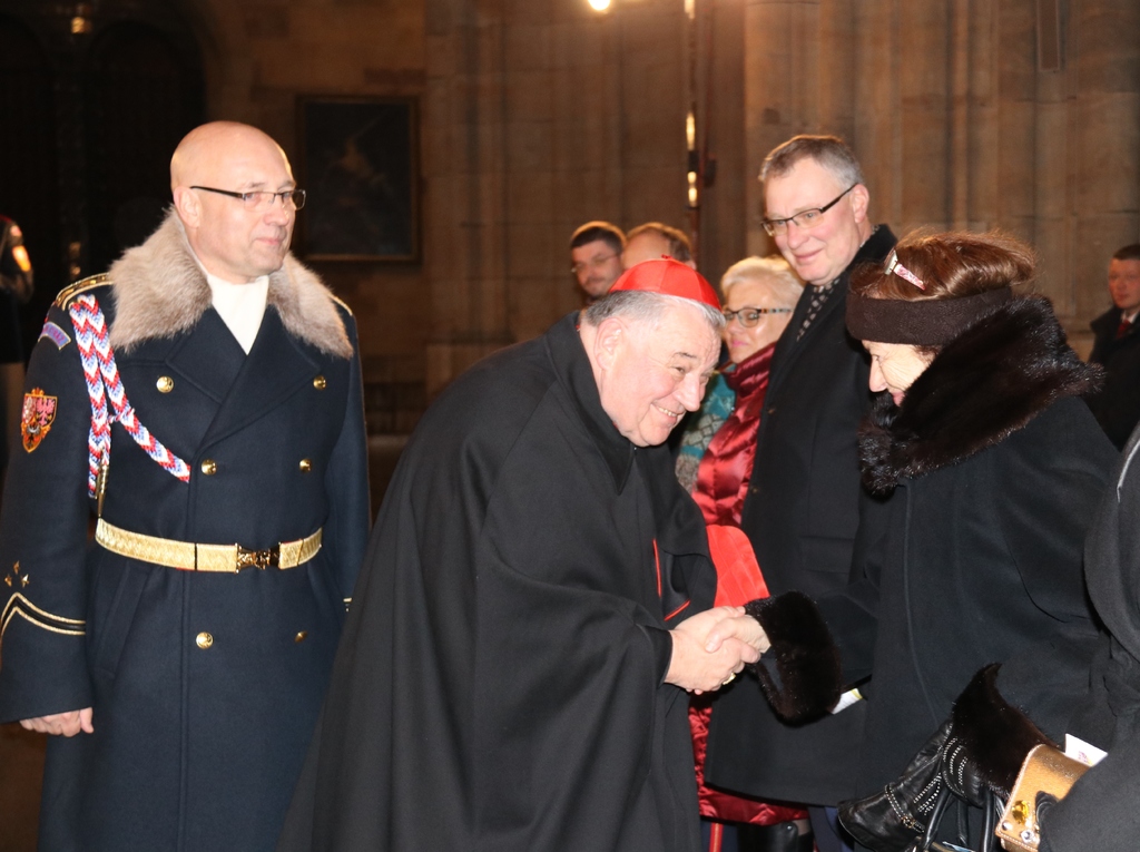 Plukovník Jiří Kývala a kardinál a arcibiskup pražský Dominik Duka se přivítali s Livií Klausovou