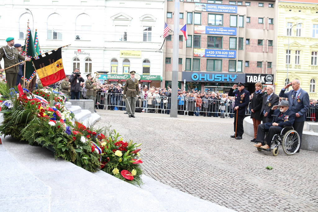  Hold padlým vzdali také belgičtí veteráni, kteří se před 74 lety podíleli na osvobození Plzně