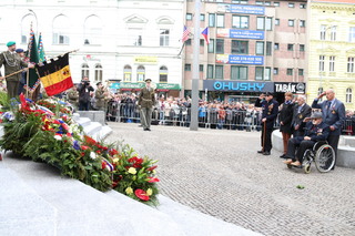  Hold padlým vzdali také belgičtí veteráni, kteří se před 74 lety podíleli na osvobození Plzně