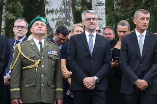 Pietní akt v Ležákách – zleva: brig.gen. Zoltán Bubeník, Lubomír Metnar, Andrej Babiš