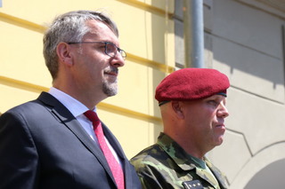 Ministr obrany Lubomír Metnar a velitel 4. brigády rychlého nasazení plukovník gšt. Josef Trojánek při slavnostním nástupu v Žatci