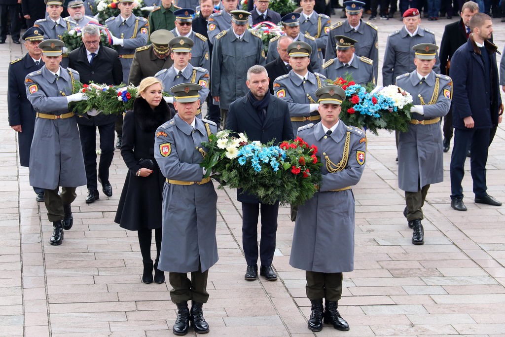 I zde si památku obětí připomněli nejvyšší představitelé Slovenska - například předseda vlády SR Peter Pellegrini (zcela vpředu) s ministryní vnitra Denisou Sakovou.