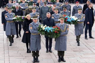 I zde si památku obětí připomněli nejvyšší představitelé Slovenska - například předseda vlády SR Peter Pellegrini (zcela vpředu) s ministryní vnitra Denisou Sakovou.