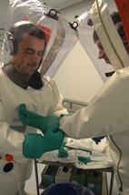 Správně obléknout dvoje ochranné rukavice je otázkou praxe a drilu