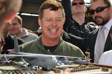 Z předání plastikového modelu kapitánu letounu B-52