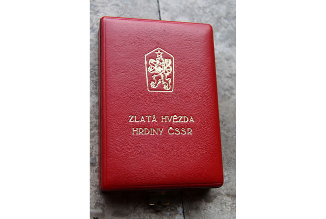 Obal Zlaté hvězdy hrdiny ČSSR
