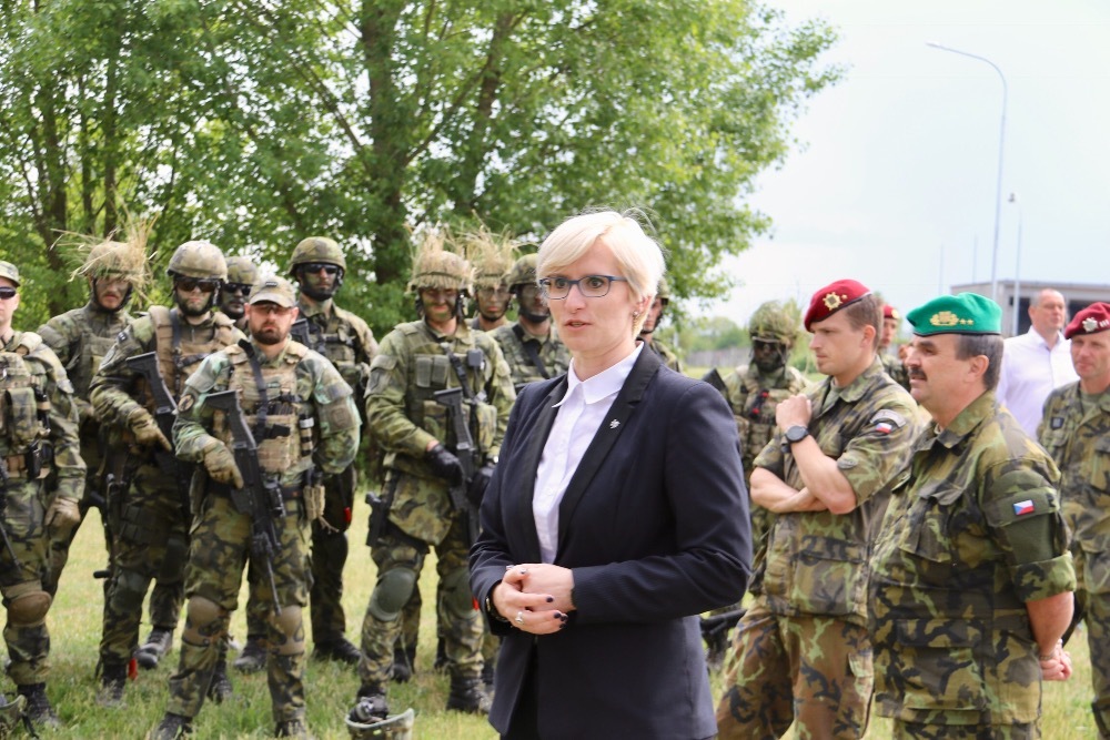 Ministryně obrany Karla Šlechtová vojákům slíbila dodávku balistické ochrany, přileb a výstroje