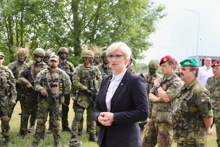 Ministryně obrany Karla Šlechtová vojákům slíbila dodávku balistické ochrany, přileb a výstroje