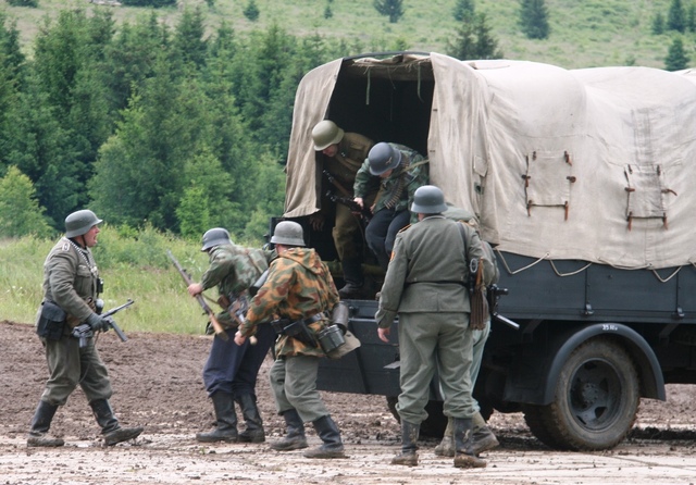Němečtí vojáci opouštějí korbu náklaďáku