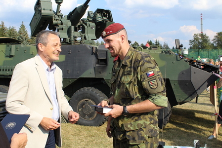 Ministr Stropnický předal ocenění vojákům a prohlédl si jejich techniku