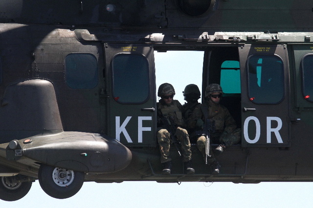 14 Němečtí letečtí návodčí ve slovinském vrtulníku AS532