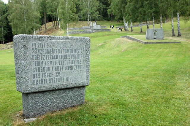 Památník v Ležákách. Místo původních budov zde stojí žulové náhrobky s vytesaným křížem