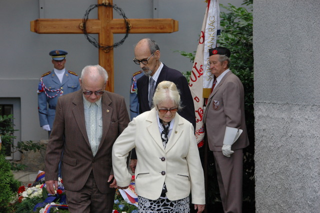 Památku Milady Horákové uctili také představitelé Konfederace politických vězňů ČR včetně její předsedkyně Naděždy Kavalírové 