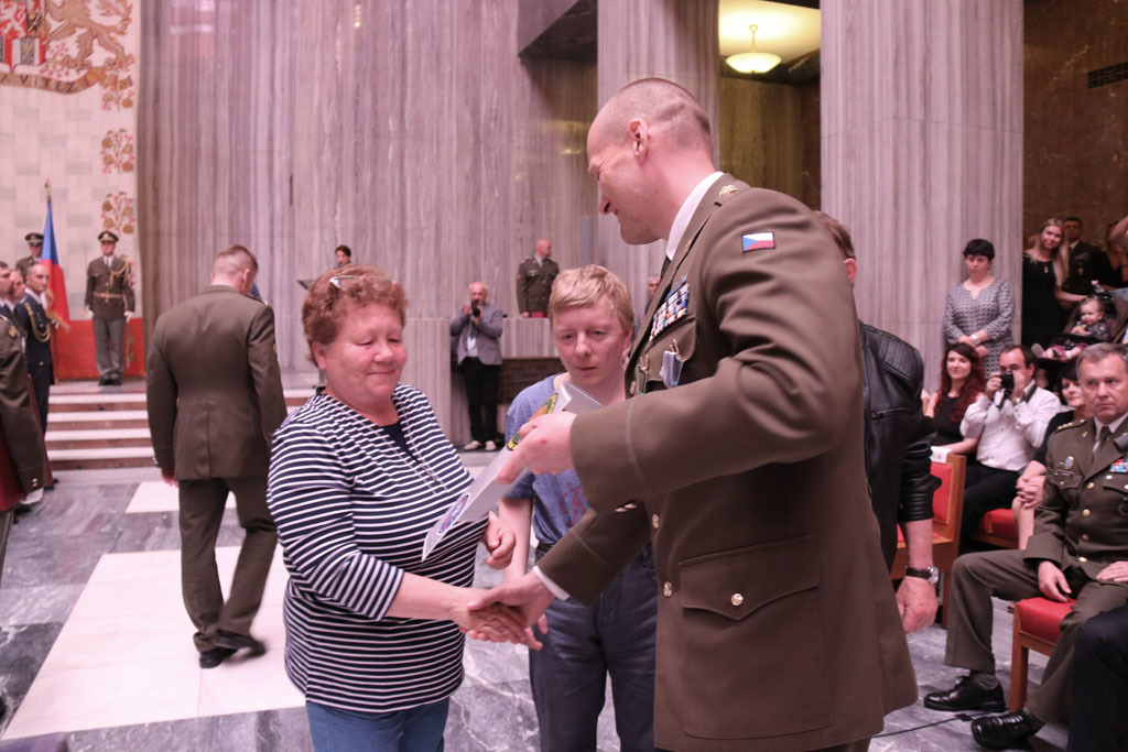 Příslušníci 11. SR BAF plnící úkoly na základně Bagrám v Afghánistánu předali matce symbolický šek v rámci charitativního projektu – sbírka na postižené dítě. Šek předává velitel 11. SR BAF kapitán Maixner