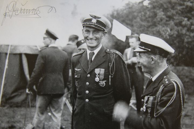Nejlepší čs. stíhací piloti bitvy o Francii, Alois Vašátko (vlevo) a František Peřina, po příjezdu do Velké Británie v červenci 1940