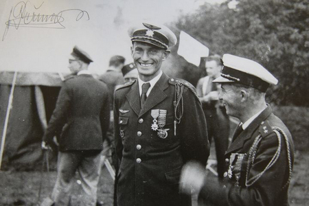 Nejlepší čs. stíhací piloti bitvy o Francii, Alois Vašátko (vlevo) a František Peřina, po příjezdu do Velké Británie v červenci 1940
