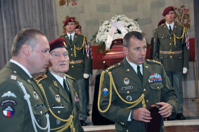 Smutečnímu rozloučení byl přítomen také generálův spolubojovník generál Jaroslav Klemeš. Na snímku spolu s velitelem 4. brn plukovníkem Miroslavem Hlaváčem (vpravo)