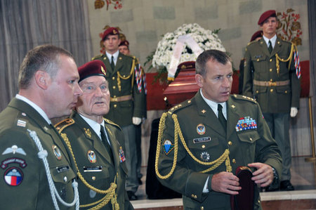 Smutečnímu rozloučení byl přítomen také generálův spolubojovník generál Jaroslav Klemeš. Na snímku spolu s velitelem 4. brn plukovníkem Miroslavem Hlaváčem (vpravo)