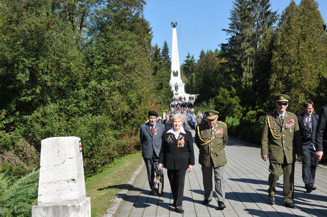 Devět válečných veteránů, kteří prošli peklem bojů na Dukle, přijelo z České republiky zavzpomínat na události, které se zde odehrály před 68 lety