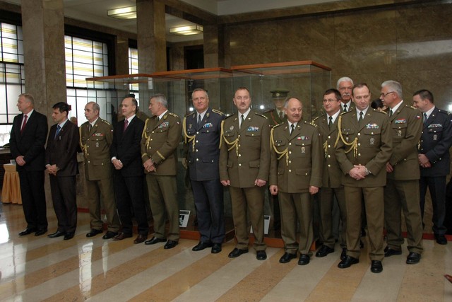 Ceremoniálu se zúčastnili nejvyšší představitelé ministerstva obrany i armády