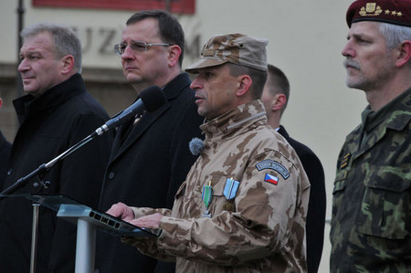 Velitel 5. úkolového uskupení AČR ISAF plukovník gšt. Martin Štochl poděkoval za velikou podporu rodinným příslušníkům a blízkým vojáků a také nadřízeným