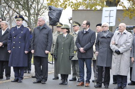 Nejvyšší představitelé státu (zleva) podplukovník Karel Kolařík, místopředseda Senátu PČR Ivo Bárek, brigádní generálka Lenka Šmerdová, náměstek ministra obrany Pavel Beran, ministryně Karla Šlechtová a další