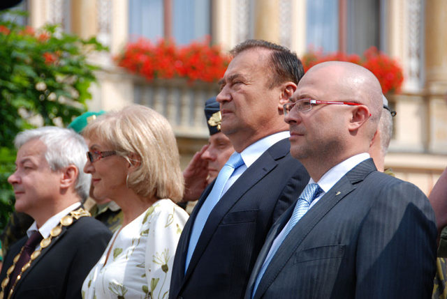 Zprava: ministr obrany Martin Barták, senátor Parlamentu ČR Vladimír Dryml, starostka části Pardubic Hana Tomanová, primátor Pardubic Jaroslav Deml