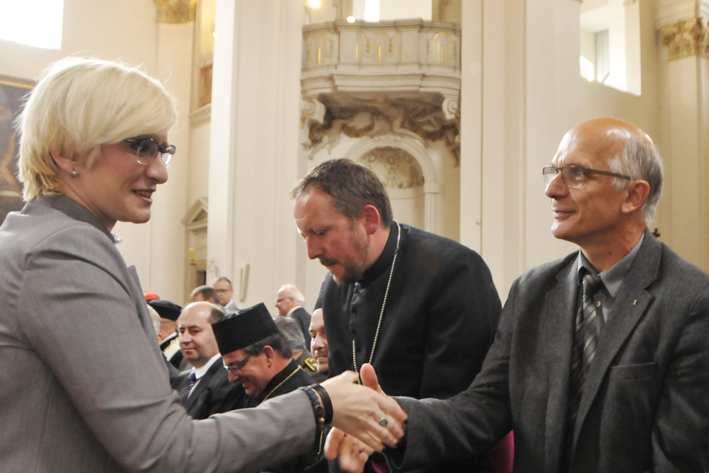 Ministryně obrany se ve vojenském kostele vítá s hosty