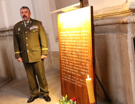 Náčelník Generálního štábu AČR armádní generál Aleš Opata zapálil svíčku u modlitby za padlé a zemřelé