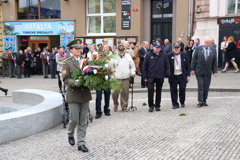  S Čestnou stráží AČR přichází k pomníku američtí veteráni, kteří při osvobozování Plzně hráli klíčovou roli
