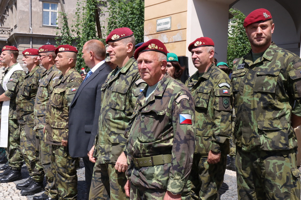 Čestní hosté při slavnostním nástupu u příležitosti 25. výročí vzniku 4. brigády rychlého nasazení
