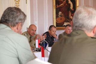  Polskou delegaci vedl generálporučík Rajmund T. Andrzejczak