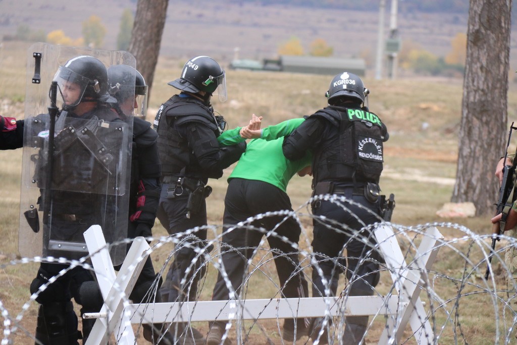 Iniciátora nepokojů policejní ozbrojenci zpacifikují