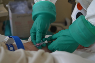 Manipulace v ochranných pomůckách není jednoduchá, i proto zdravotníci musí tyto postupy drilovat