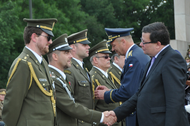 K Čestnému odznaku Za zásluhy uděleného náčelníkem GŠ AČR vojákům blahopřejí ministr Alexandr Vondra a generál Vlastimil Picek