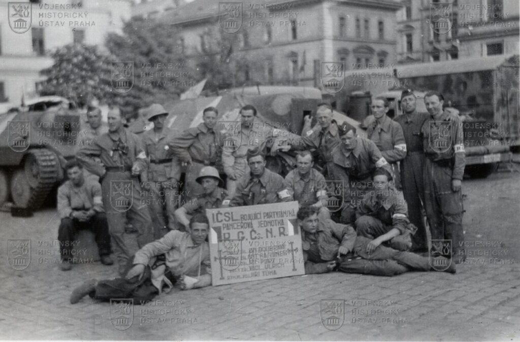Fotografie - útočné vozy pražských povstalců