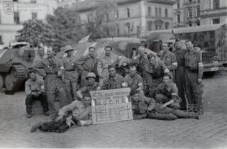 Fotografie - útočné vozy pražských povstalců