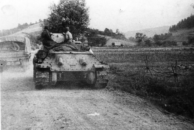 Do karpatsko-dukelské operace na pomoc povstalcům na Slovensku byl 8. září 1944 nasazen také 1. čs. armádní sbor v SSSR. Na snímku čs. tanky na přesunu k prvním karpatským hřebenům. Foto sbírka VHÚ.