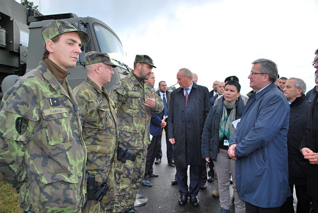 Český bioologický odřad a rotu radiační a chemické ochrany navštívil polský prezident Bronislav Komorowski