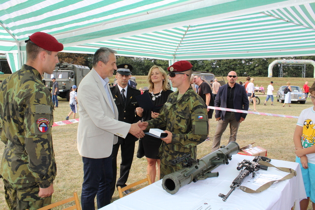 Poděkování vojákům ze 4. brigády rychlého nasazení