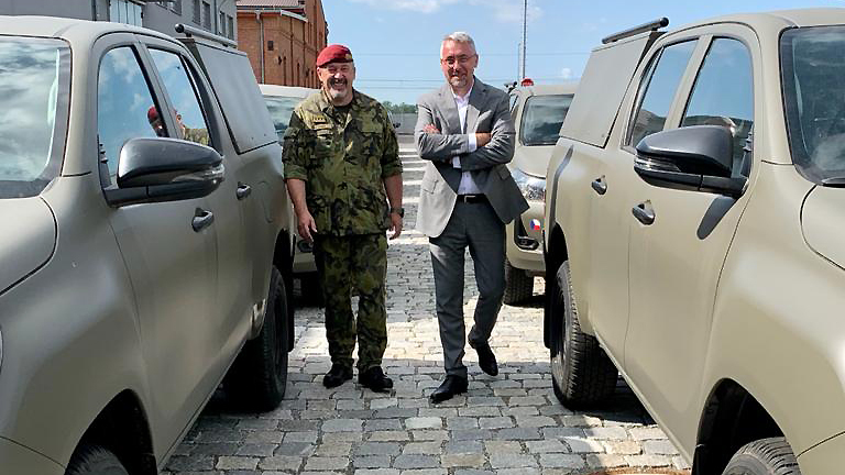 Nová technika pro 21. století: Armáda slavnostně převzala první automobily Toyota Hilux
