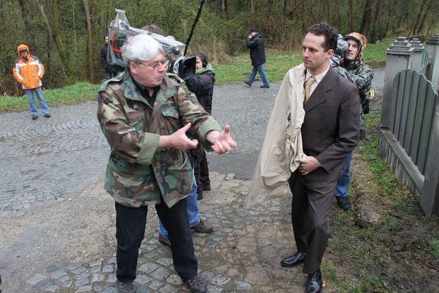 Jaroslav Čvančara ještě koriguje držení samopalu