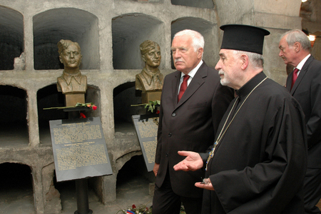 Prezident Václav Klaus a představený a duchovní správce katedrály Jaroslav Šuvarský