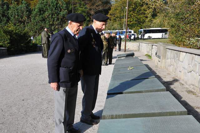 Váleční veteráni Siegmund Hladík a Vasil Korol se zastavili u žulových desek s vytesanými jmény spolubojovníků, kteří na Dukle položili své životy