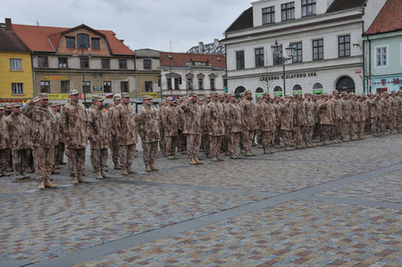 Vyznamenaní vojáci 5. úkolového uskupení na Masarykově náměstí v Brandýse nad Labem